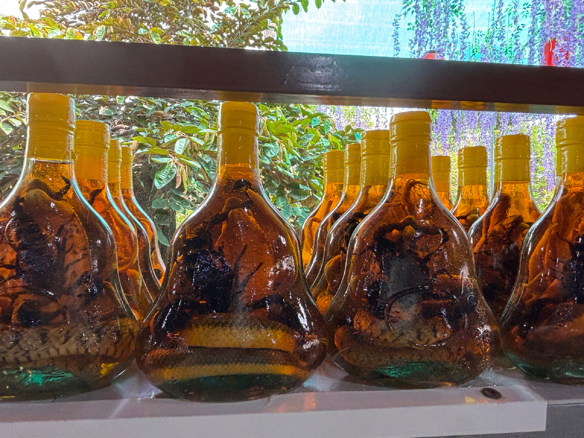 Этнографический товар на вьетнамском рынке