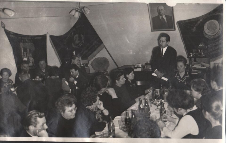    Дружеская встреча передовых механизаторов Алтая с коллективом Барнаульского аппаратурно-механического завода. 1970 г. . Источник: goskatalog.ru, архив АГКМ