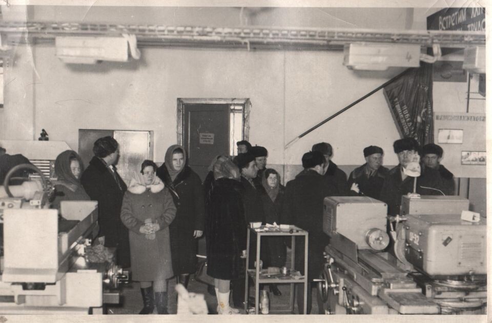     Встреча представителей совхоза "Комсомольский" с коллективом Барнаульского аппаратурно-механического завода. 1970 г. . Источник: goskatalog.ru, архив АГКМ