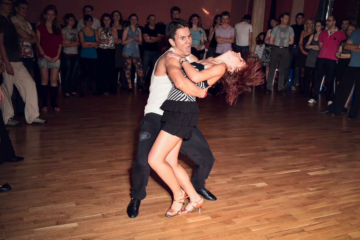 Юрий Наизнанку на хастл-дискотеке в Моссовете