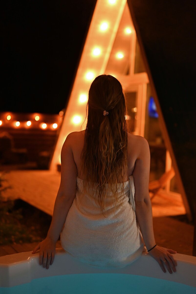 Женщина отдыхает в купели фурако — подарок-впечатление на 8 марта