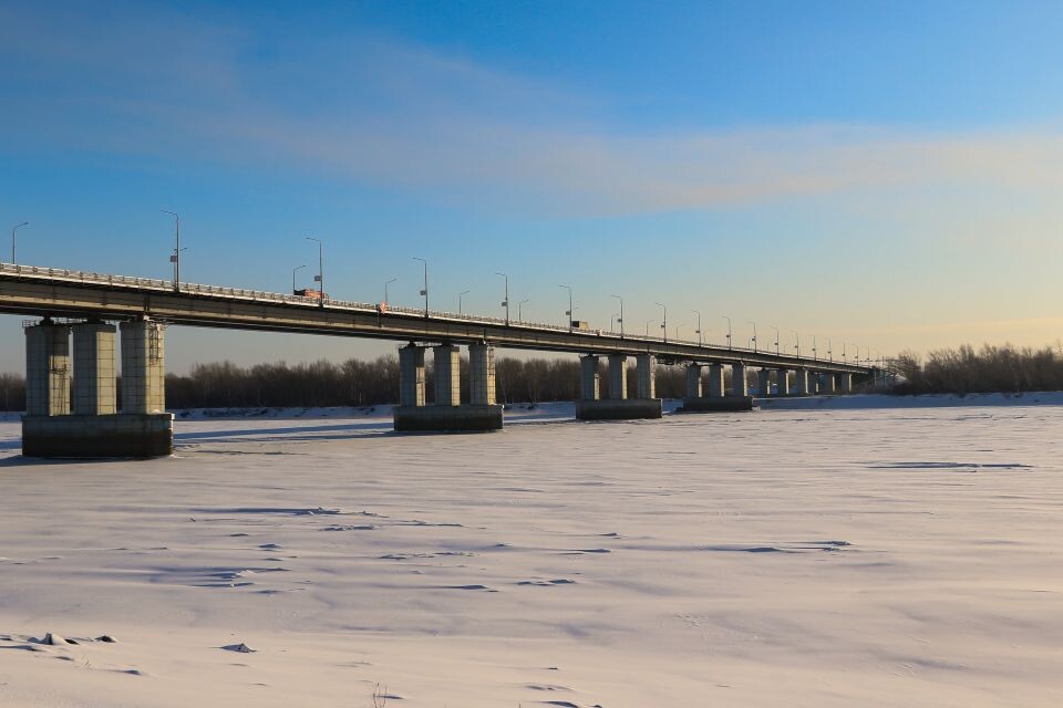    Мороз. Погода. Зима. Новый мост.. Источник: Виталий Барабаш