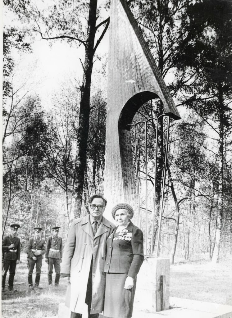 Переводчица ДРГ "Вол" З.Е. Зайцева на открытии памятника разведгруппе в 1992 году. Фото из личных архивов Гуцал Н.Д., Ермоленко Е.В., Хатковского И.А.