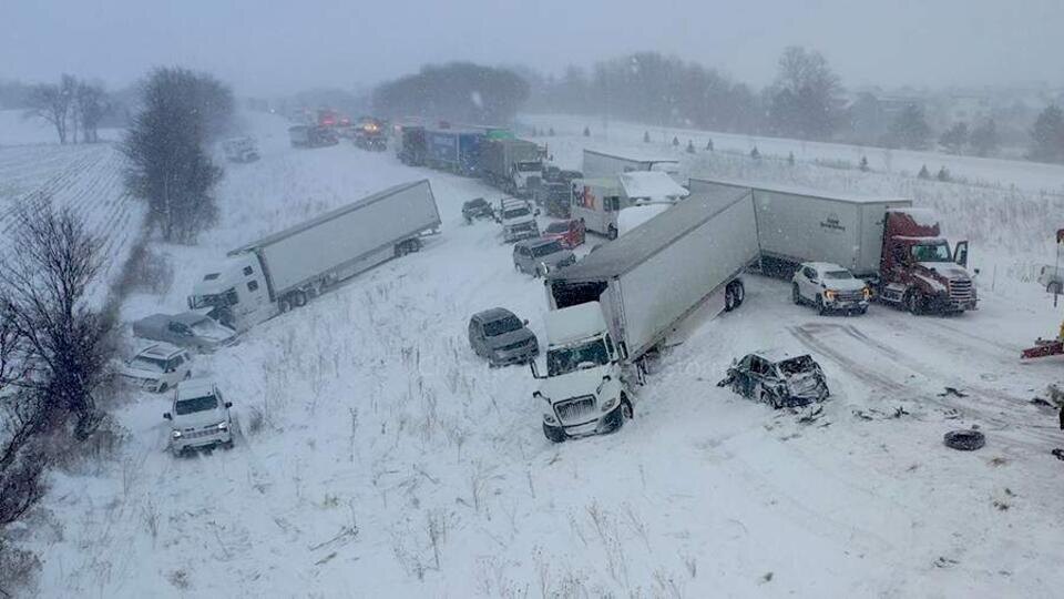     Около 100 машин столкнулись из-за мощного снегопада в США x.com/Fox 17
