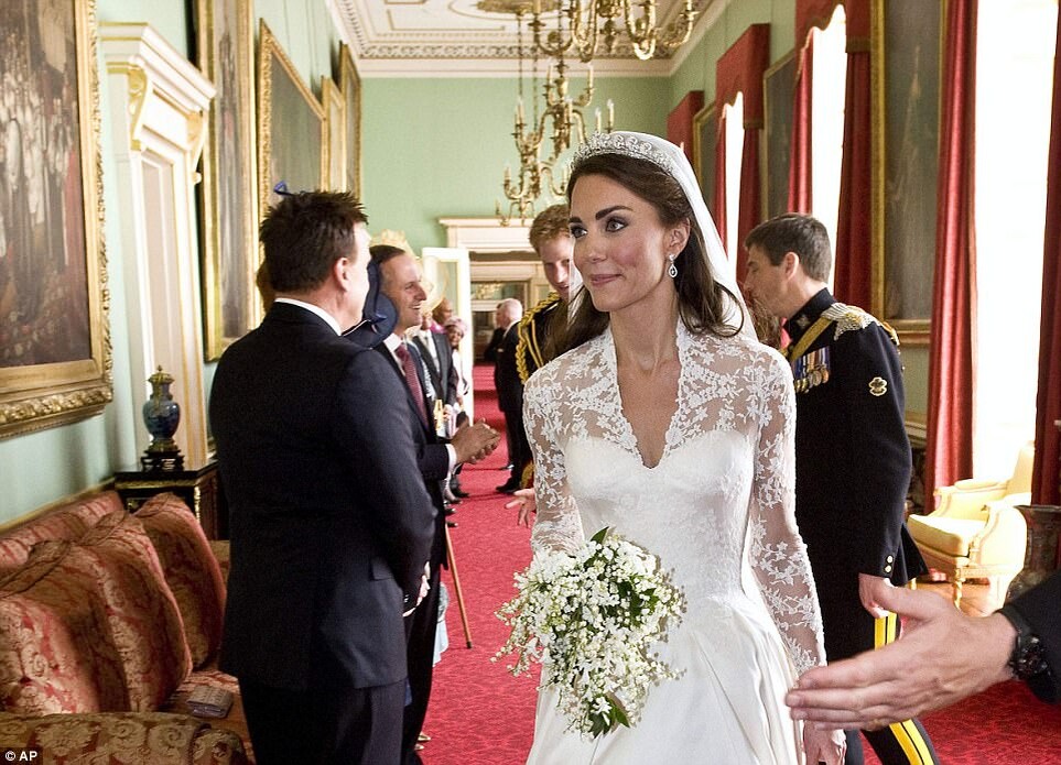 Кейт не надевала венок из апельсиновых цветков, а сразу отправилась в церковь в тиаре. Вместо этого на свадьбе использовали ароматические свечи с запахом  Orange Blossom от бренда Jo Malone. Так отдали дань традиции