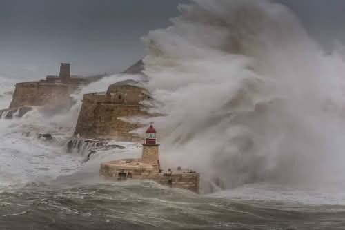 Гарри принёс на Мальту такие громадные волны, что за ними не видно даже крепостных стен. Фото из интернета 