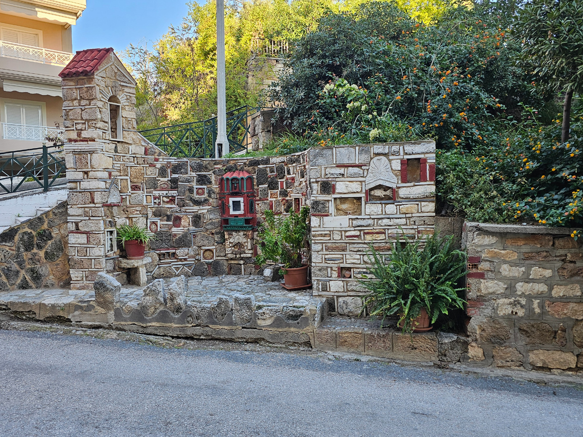 Стена перед началом подъёма в храм