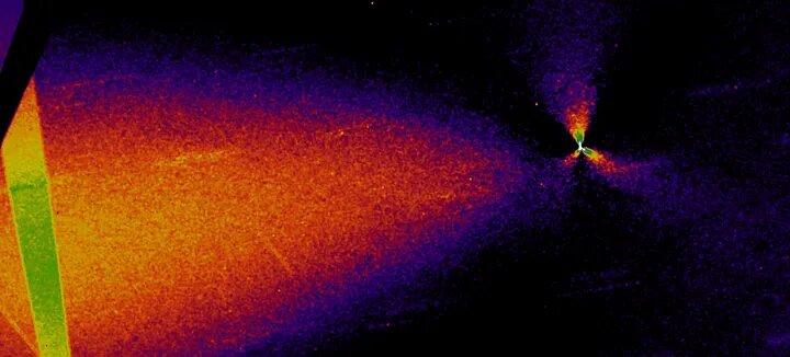 Карта яркости в ложных цветах проекционной структуры струи вокруг 3I/ATLAS, полученная 14 января 2026 года космическим телескопом Хаббл и обработанная с помощью фильтра вращательного градиента Ларсона-Секанины опубликованных NASA/ESA/STScI, который удаляет симметричное по окружности свечение вокруг ядра. Система струй включает в себя заметный антихвост, направленный к Солнцу в нижней левой части, а также систему из трех мини-струй, которые равномерно разделены углом в 120 градусов друг от друга. Автор изображения: Тони Скармато