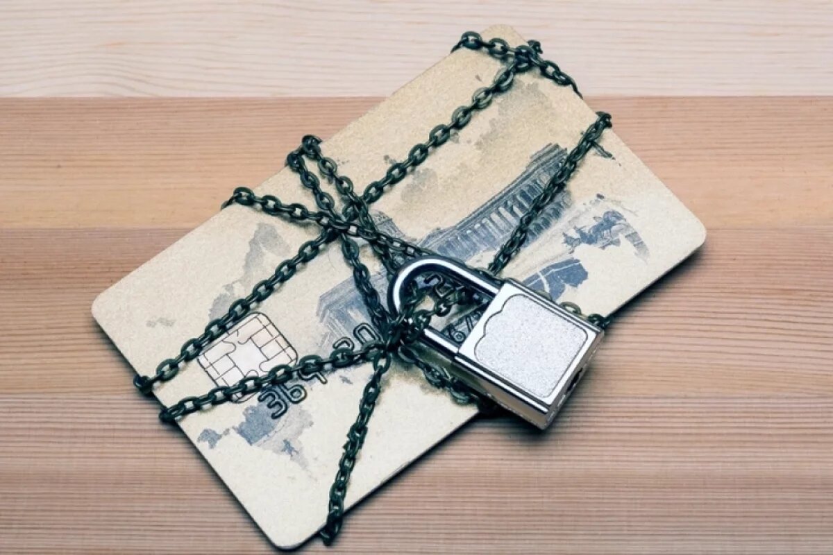    При блокировке полезно сразу же запросить письменное объяснение банка.