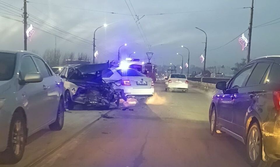    ДТП на Коммунальном мосту в Бийске. Источник: t.me/biysknews2