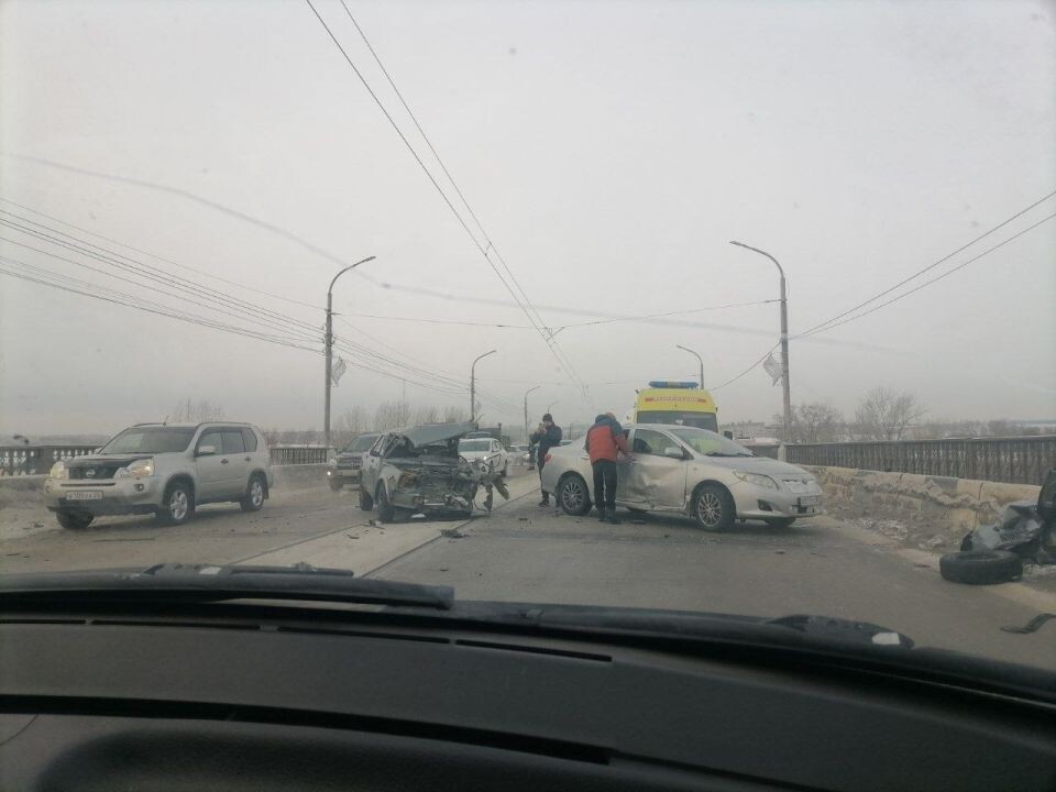    ДТП на Коммунальном мосту в Бийске. Источник: t.me/biysknews2