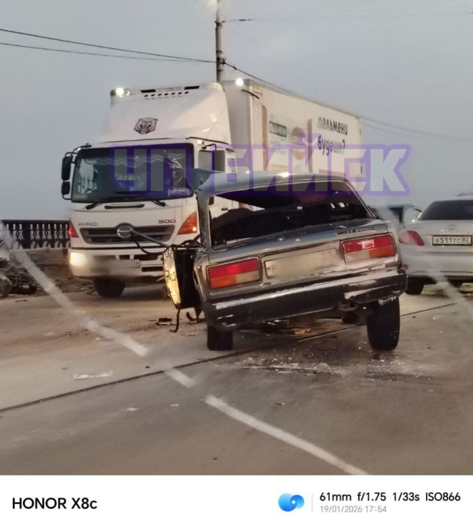    ДТП на Коммунальном мосту в Бийске. Источник: t.me/biysknews2