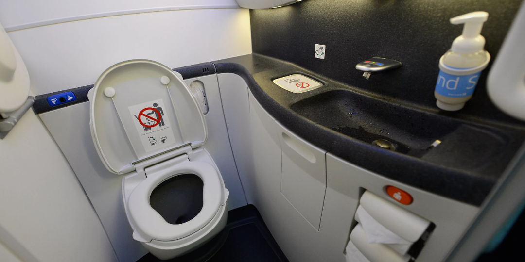 Туалет в самолете - гениальное инженерное решение!