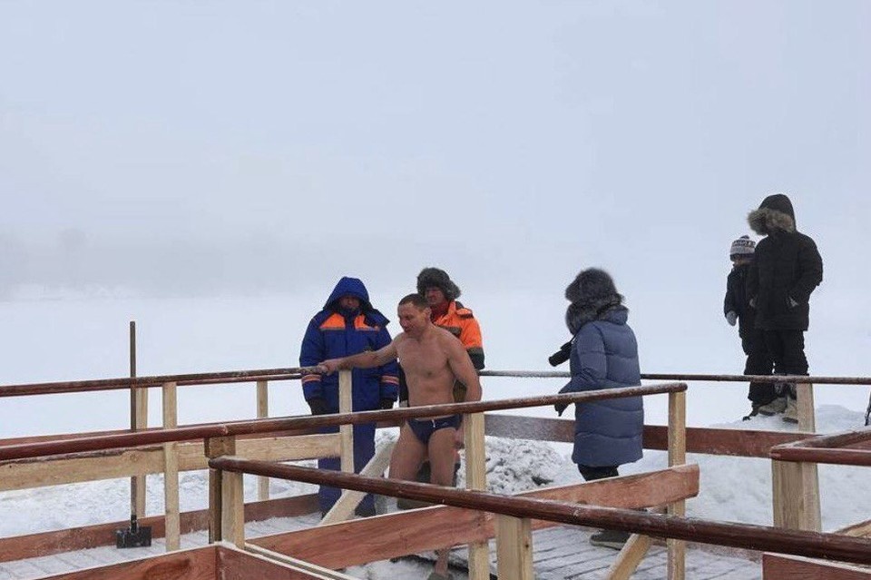    Более 50 мастеров спорта приняли участие в крещенских купаниях. Фото: администрация Ангарского городского округа.