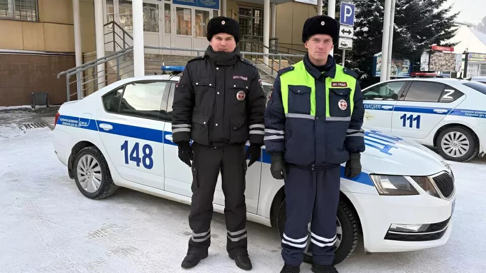    Полицейские спасли замерзающую семью на трассе в Республике Алтай. Источник: Пресс-служба МВД по Республике Алтай