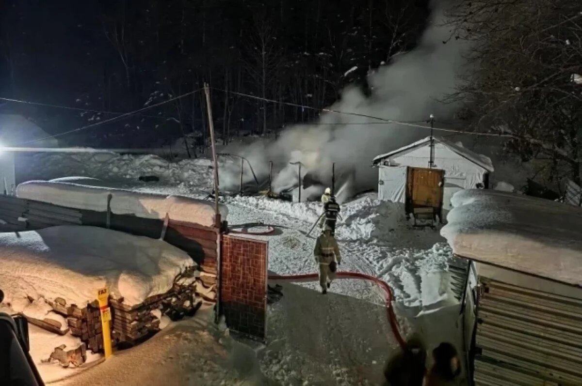    В Долинске загорелась хозпостройка с газовыми баллонами внутри