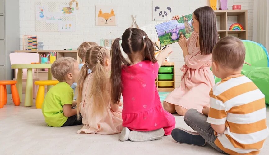 «Не нужно делать из детского сада камеру хранения». Эксперт — об инициативе продлить работу детских садов до восьми часов вечера