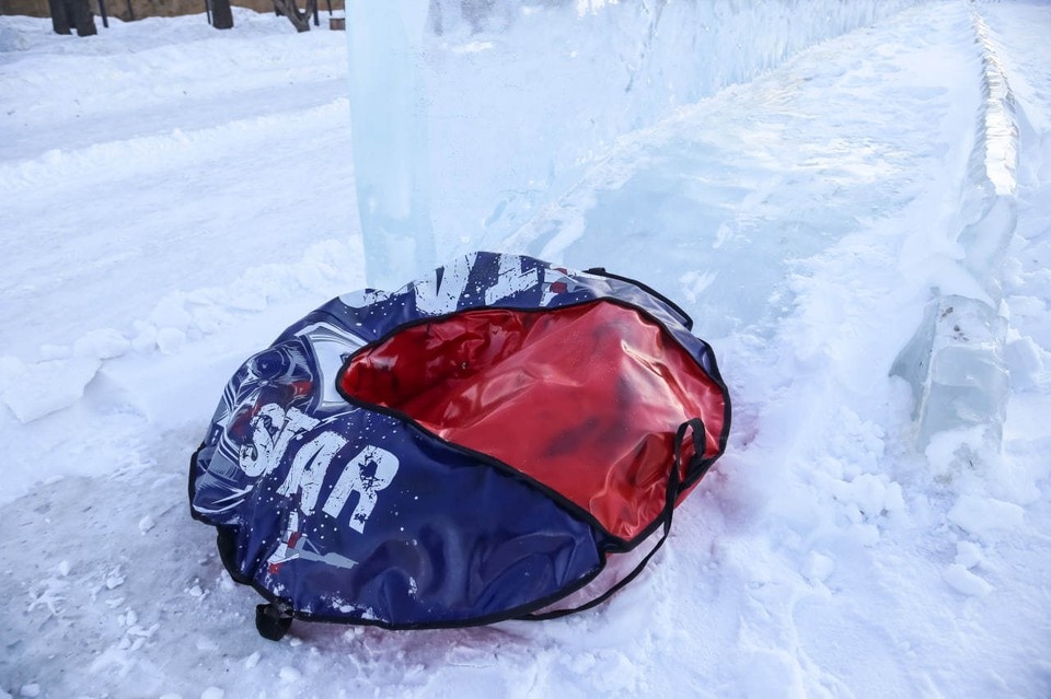    Во время заезда по улице Степной неуправляемая «ватрушка» с пассажиркой на скорости врезалась в 67-летнюю женщину, шедшую мимо ИВАНОВА Диана