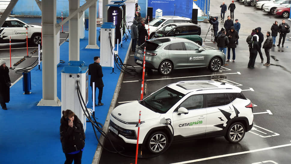 Самая большая электрозаправка в Петербурге на 19 стоек до 240 кВт на Кондратьевском проспекте.📷Фото: Александр Коряков / Коммерсантъ