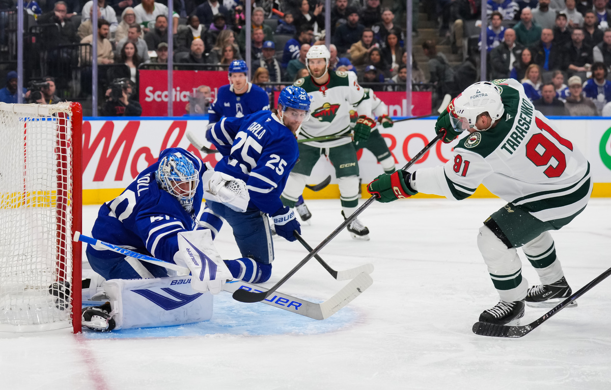    Голкипер "Торонто" Джозеф Уолл и нападающий "Миннесоты" Владимир Тарасенко  Chris Tanouye/Getty Images