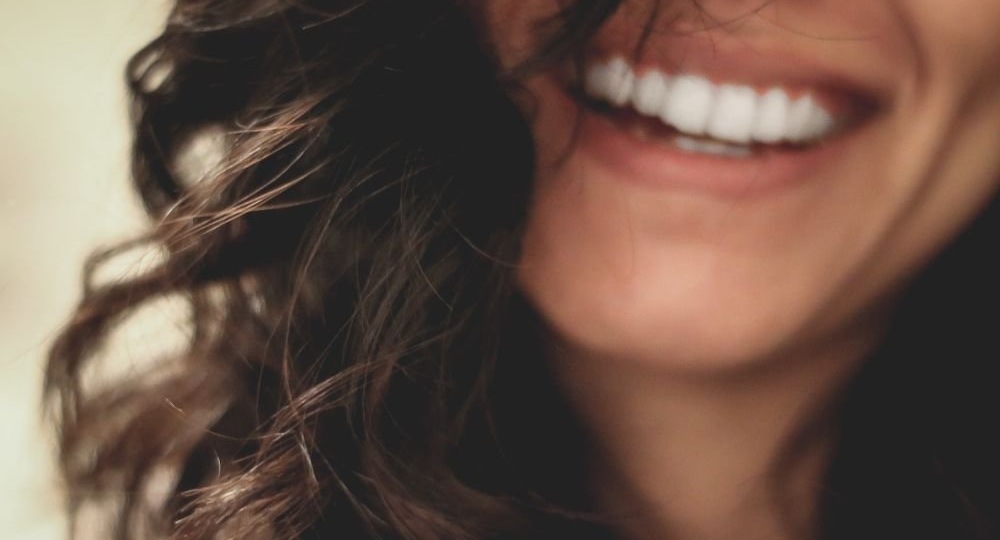Позирование с улыбкой на лице поднимает настроение