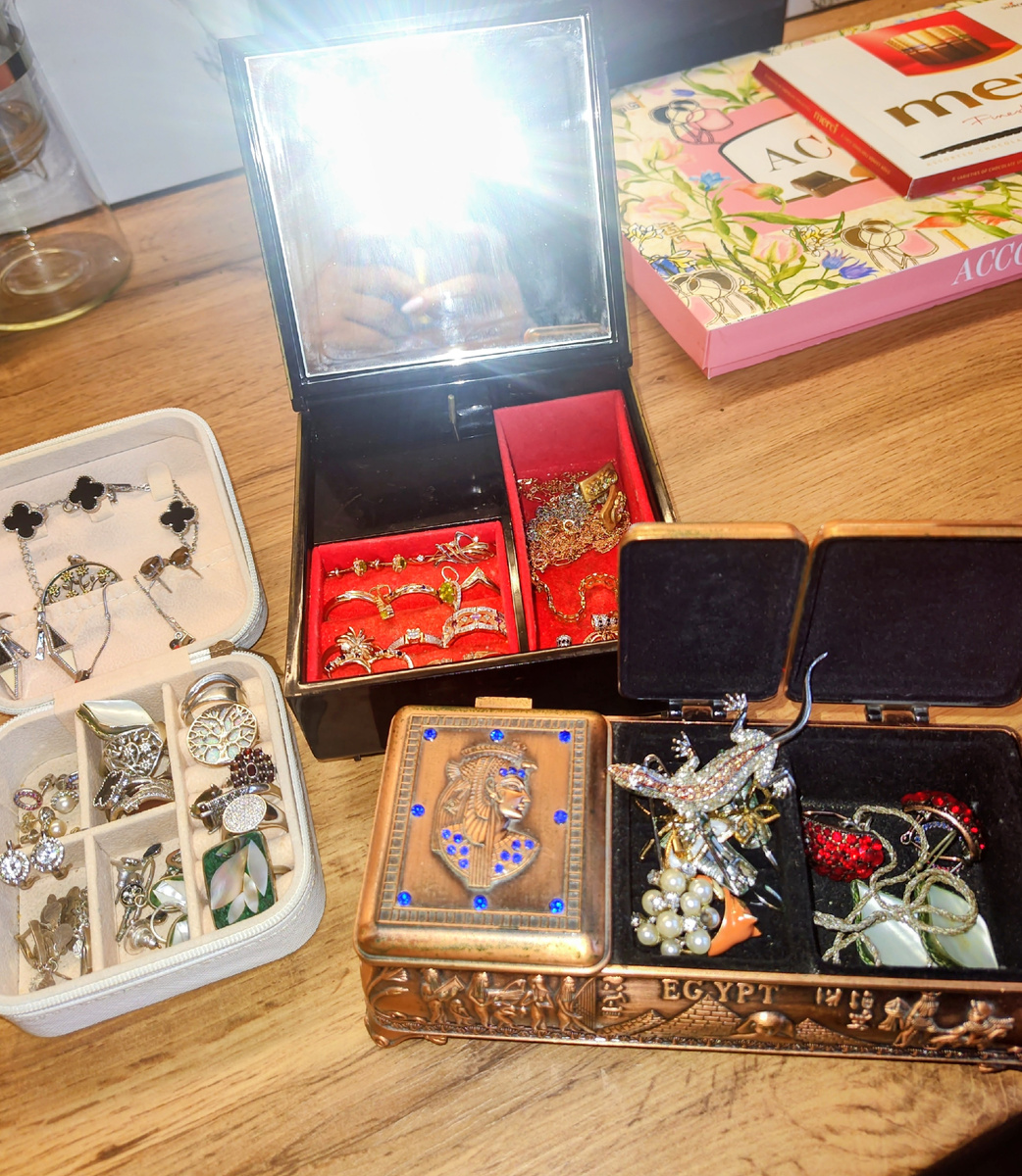 Фото автора. Здесь мало бижутерии - она в другом месте . Как и украшения на шею. Они тоже не здесь.