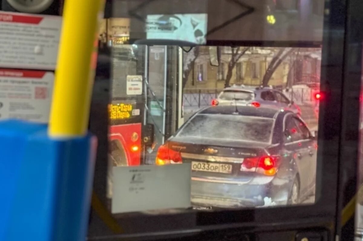    Автобус столкнулся с автомобилем на остановке ДКЖ в Перми