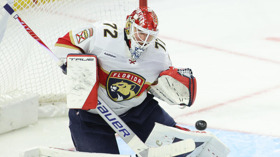     Хоккеист "Флориды" Бобровский подрался с вратарем "Сан-Хосе" в матче НХЛ PATRICK DOYLE/AP/TASS