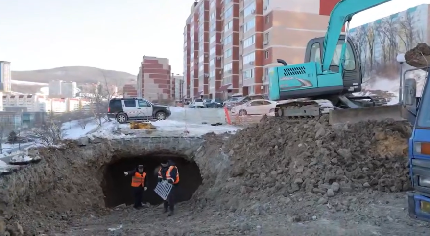 Во Владивостоке вырыли 9-метровый тоннель, чтобы найти повреждение на теплосетях