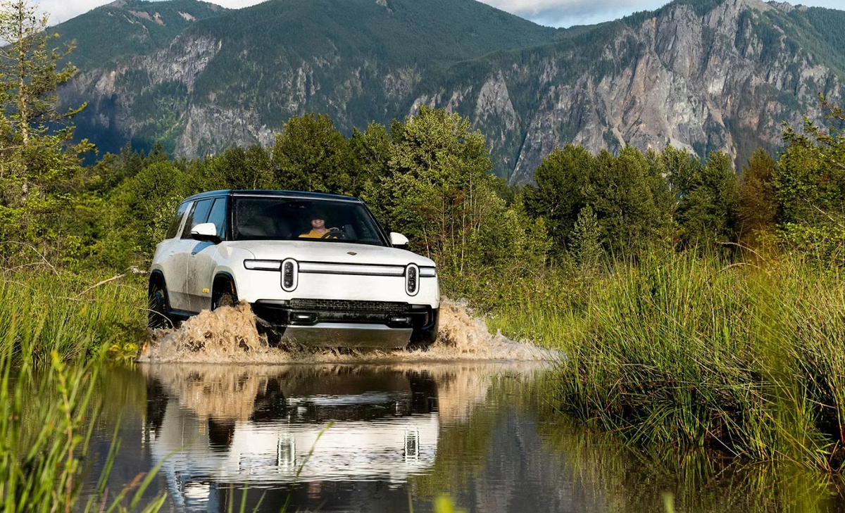 Rivian R1S обладает определенным внедорожным потенциалом