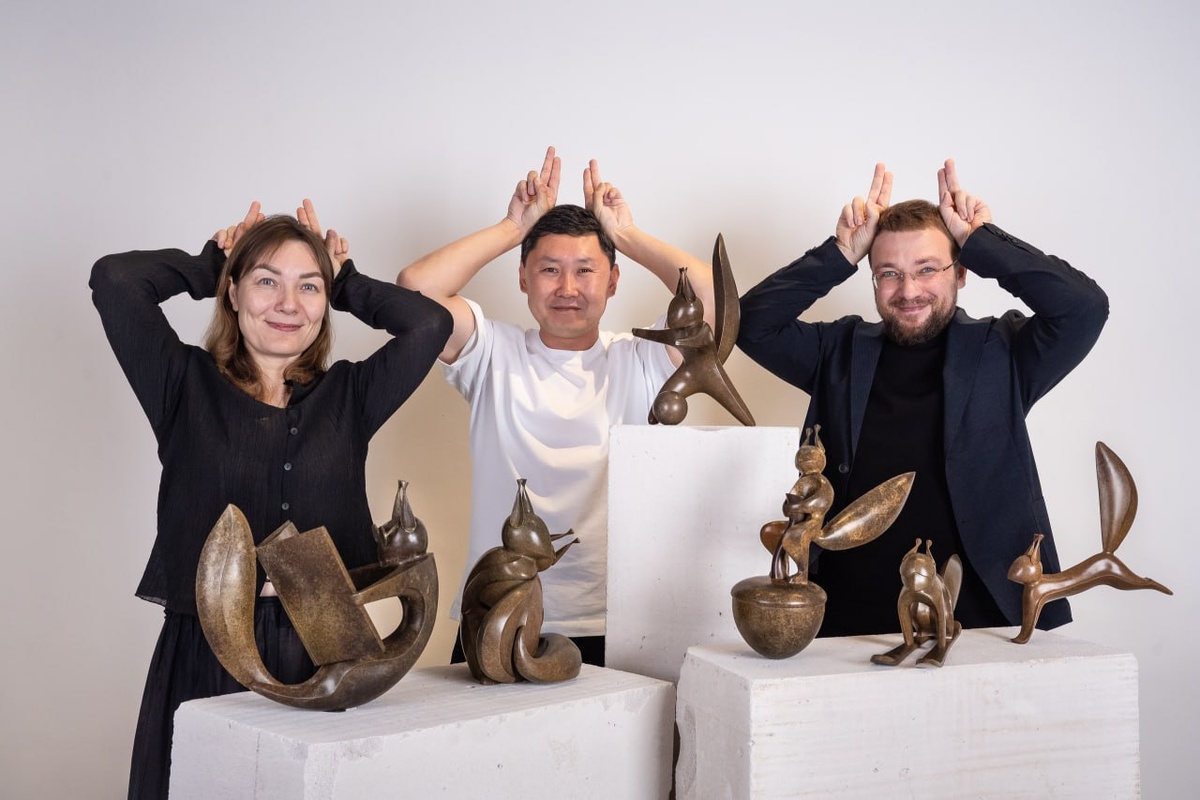 Елена Тайлашева, Жигжит Баясхаланов и Виктор Клименко со скульптурами белок для проекта
Фото: СЦД ТГУ