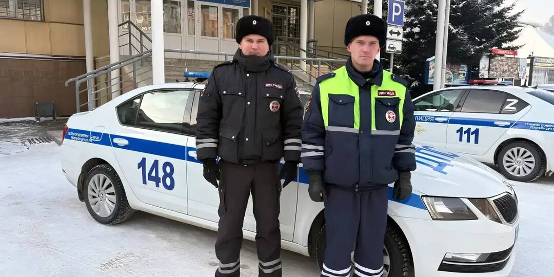 Полицейские в Республике Алтай спасли семью с детьми на морозной трассе