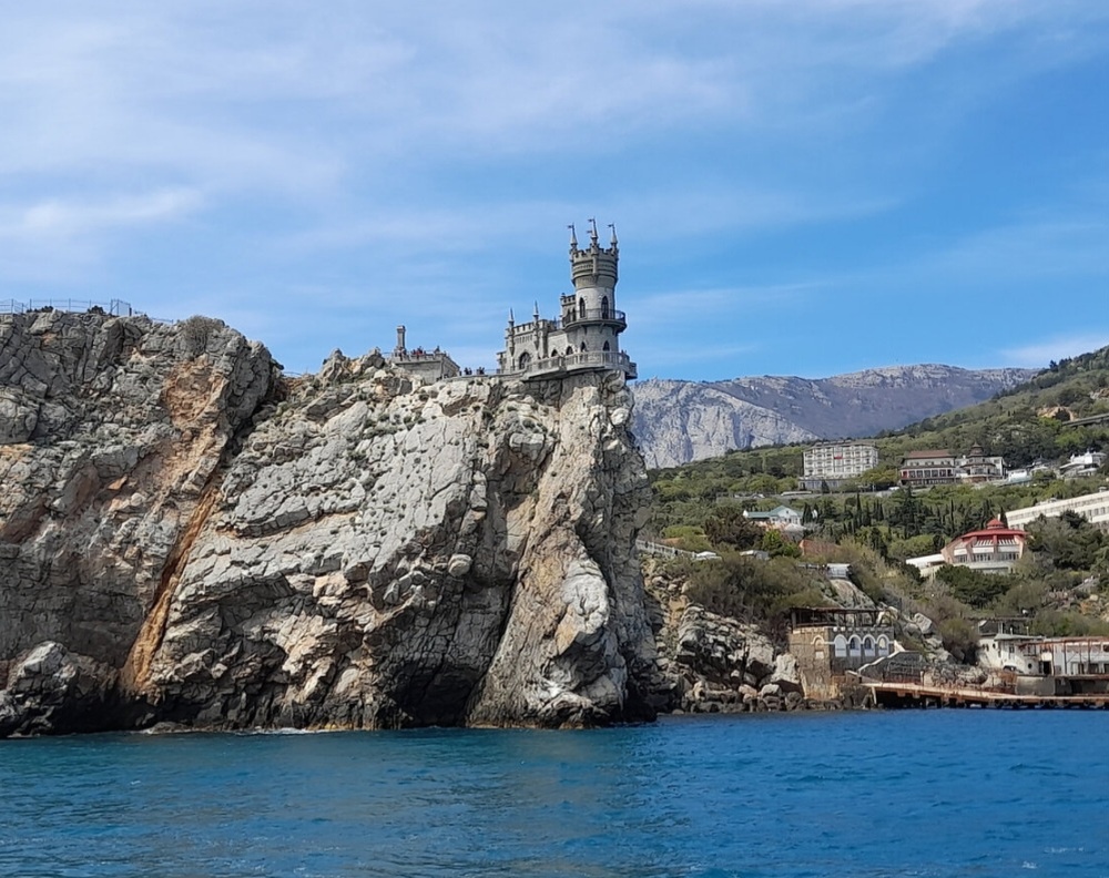 Замок Ласточкино Гнездо (вид с моря). Личный архив  автора