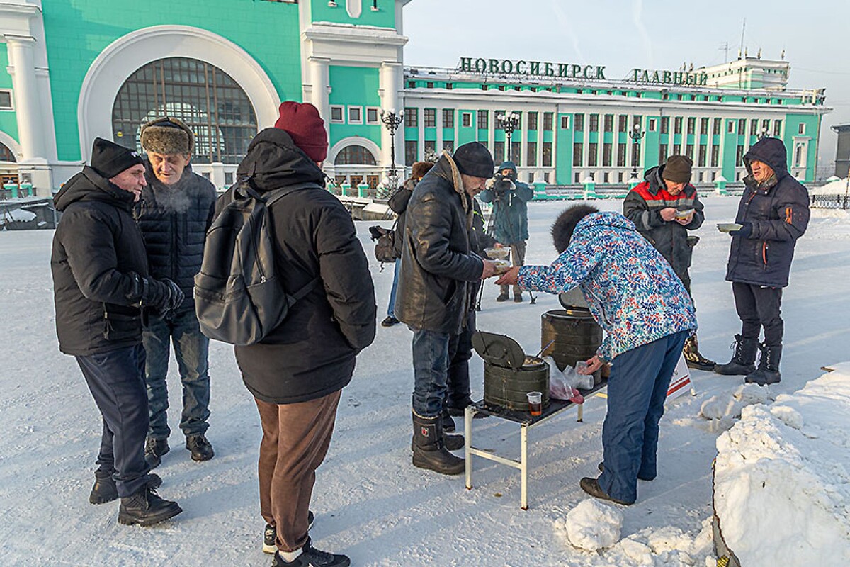К пункту раздачи на привокзальной площади выстроилась небольшая очередь.