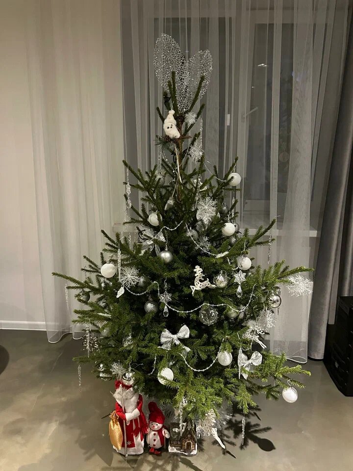 Клиент выслал украшенную елочку и оставил отзыв.