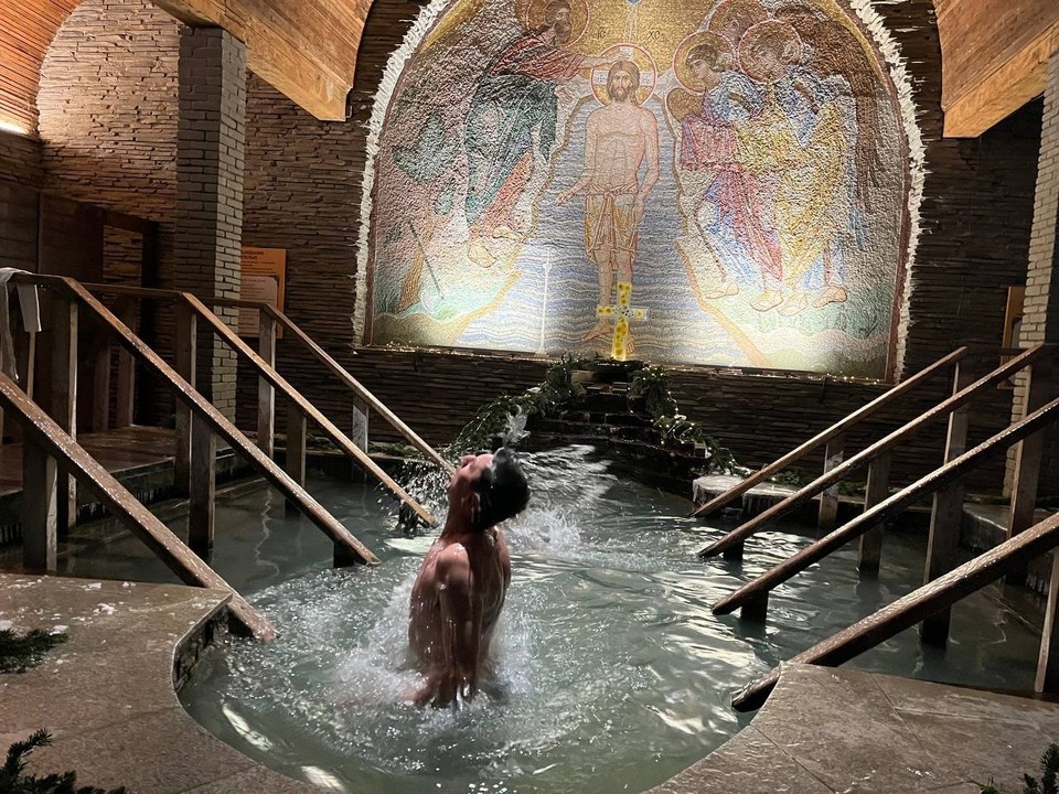    Более 23,5 тысячи жителей Ростовской области окунулись в крещенские купели. Екатерина ПОПОВА