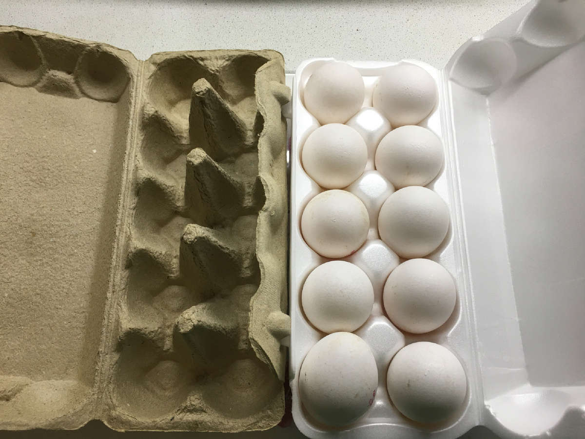 Не люблю яйца в пластиковых, скрипучих контейнерах. Стараюсь переложить в картонный. 