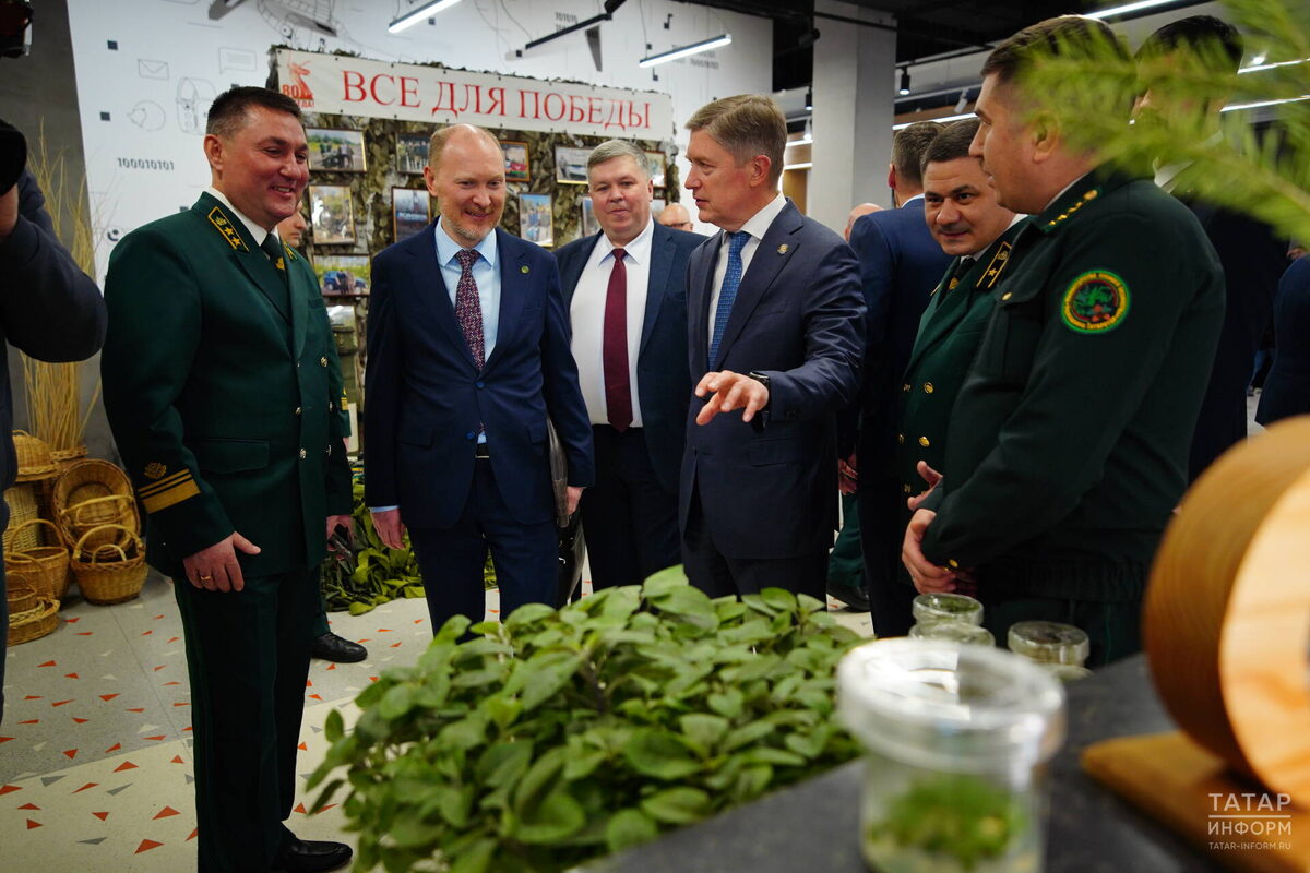 Почетные гости совместной коллегии Минэкологии и Минлесхоза Татарстана осмотрели выставку достиженийФото: © Владимир Васильев / «Татар-информ»