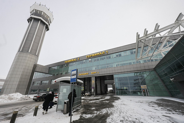    Вопрос о том, что делать с аэропортом, поднимали не раз, но до дела не дошло только в начале 2021 года.   
Фото: Андрей Титов