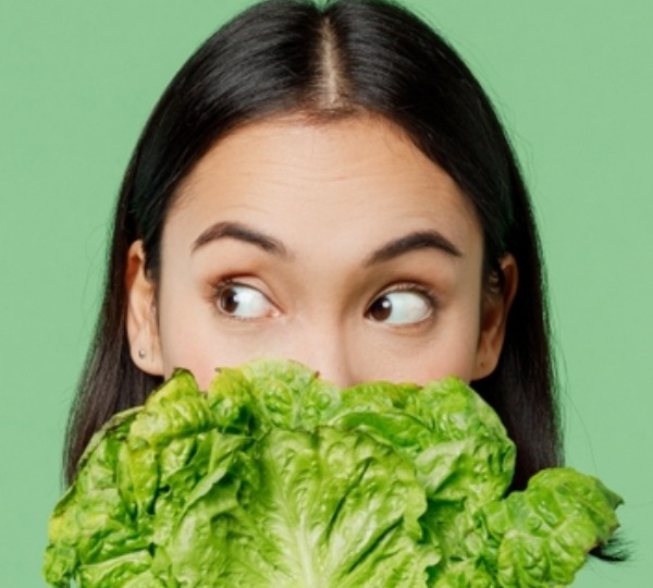 Салаты-детоксы и модные «чистки»: реальные риски, противопоказания и фирменный рецепт от нутрициолога