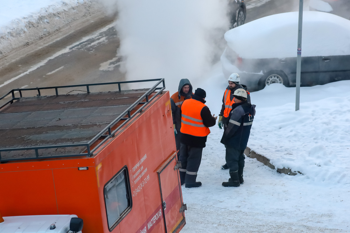 Аварийная бригада работает на месте ЧП.  Фото: ФедералПресс / Елена Майорова