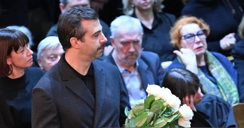 Иван Ургант появился на церемонии прощания с Игорем Золотовицким