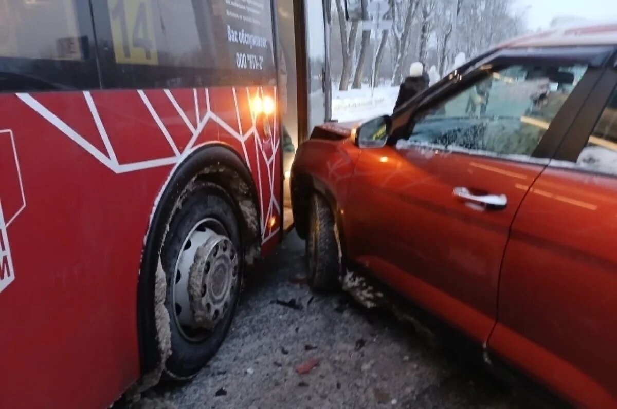    В Перми на перекрёстке столкнулись автобус и легковушка