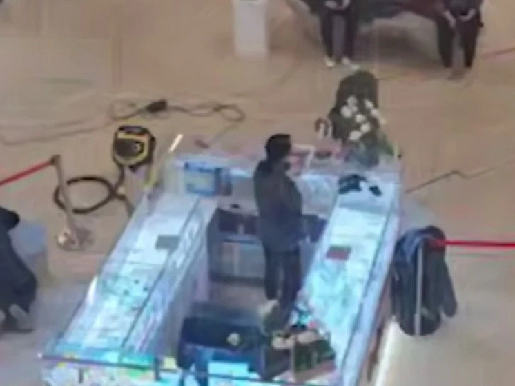     В хабаровском «Броско Молл» с грохотом раскололся пол. фото: скриншот из видео amur mash