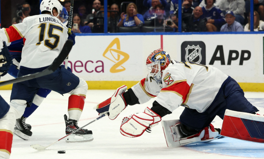    Бобровский испортил праздник Кучерову. Фото: Reuters