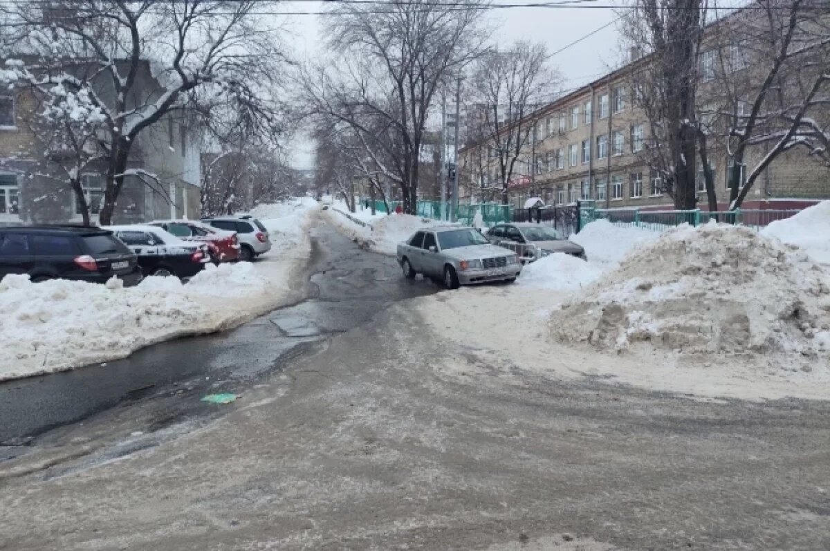   В Саратове из-за порыва канализации текут зловонные потоки вдоль школы