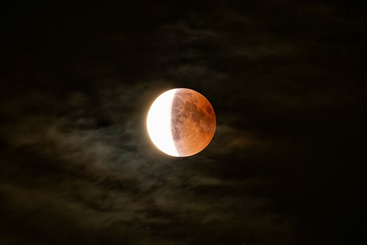 Фото взято здесь: https://gog.su/Lunar-Eclipse
