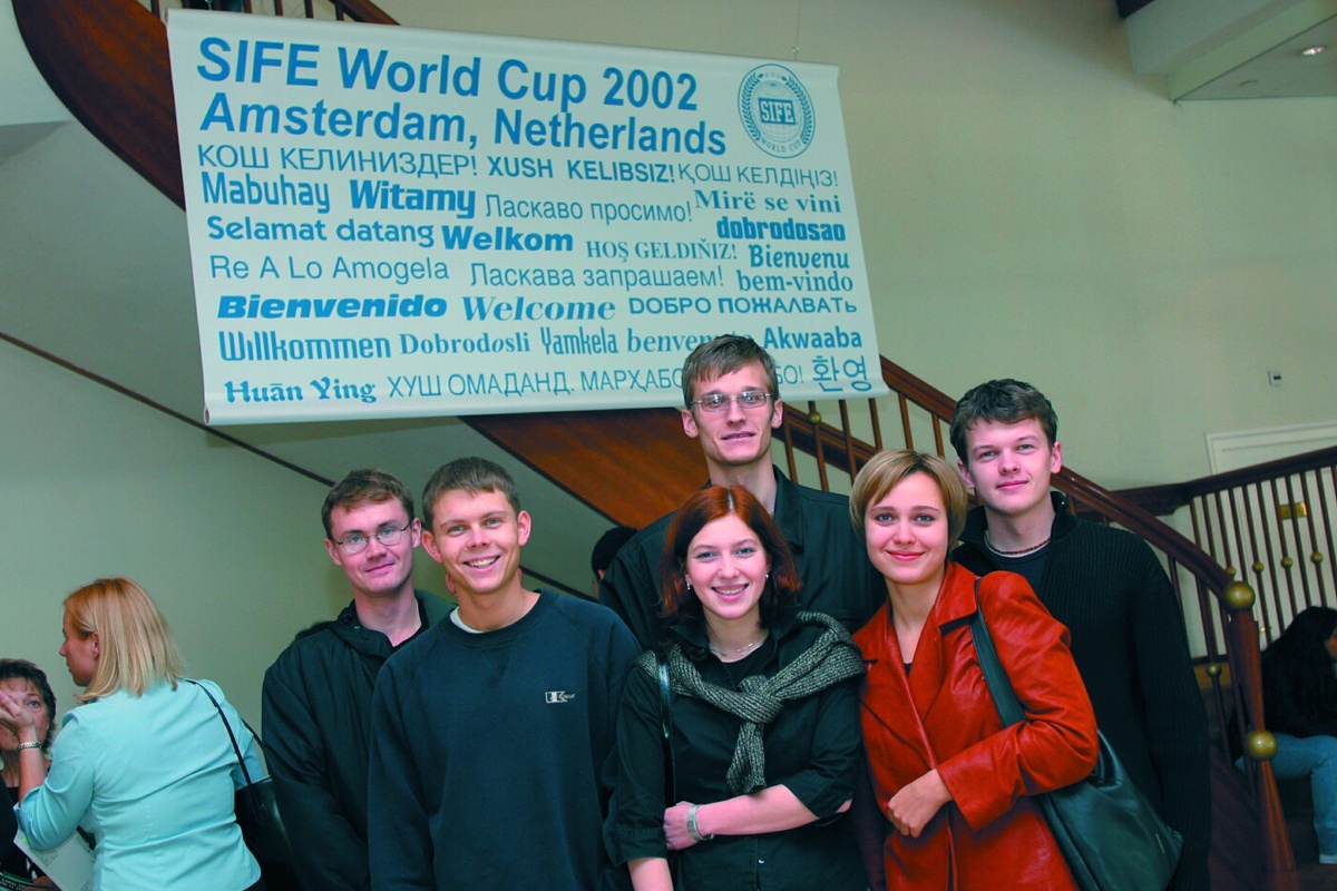 Команда ТАУ на всемирном кубке программы SIFE (Students in free enterprise), 2002. Второй слева – Вячеслав Шоптенко