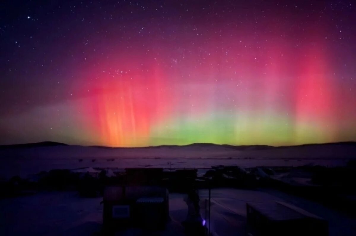    Яркое полярное сияние