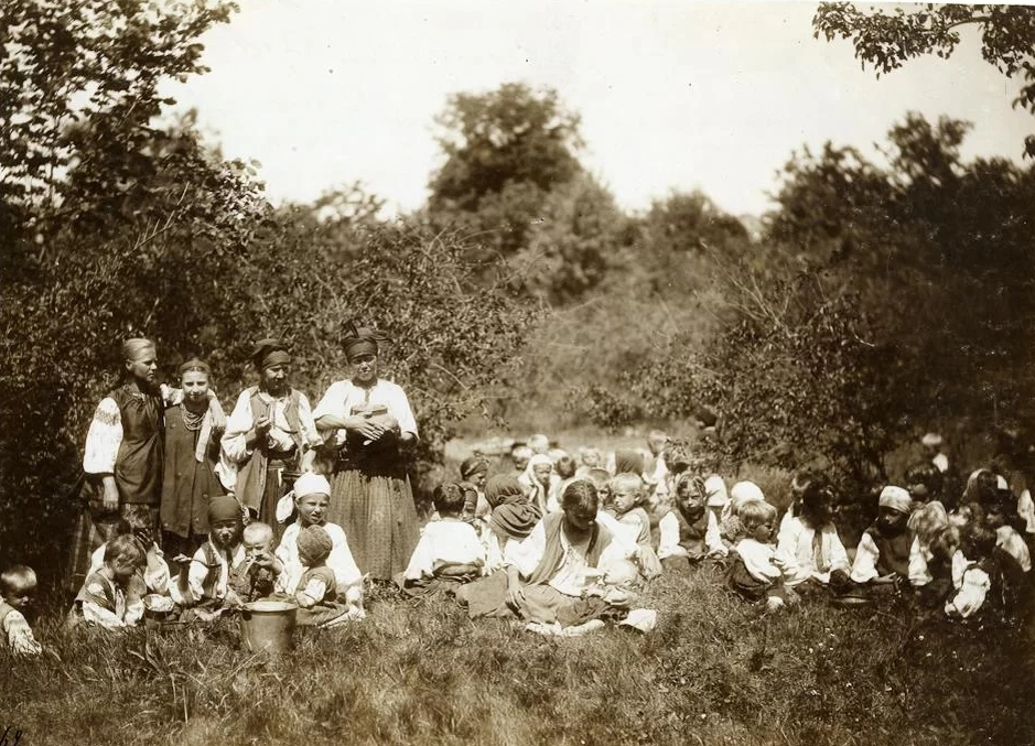 Детский приют. Ясли. Полтавская губерния, Лубенский уезд, сел. Березаточи. 1890-е гг. Фото А. Завадского.